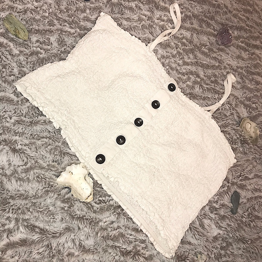 Cute White Wrinkled Button Crop Top - Picture 2 of 2